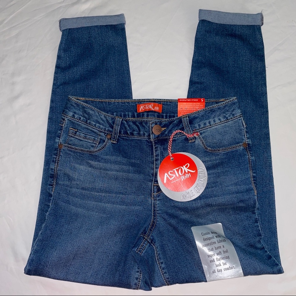 Astor ladies jeans size 5 (NWT)